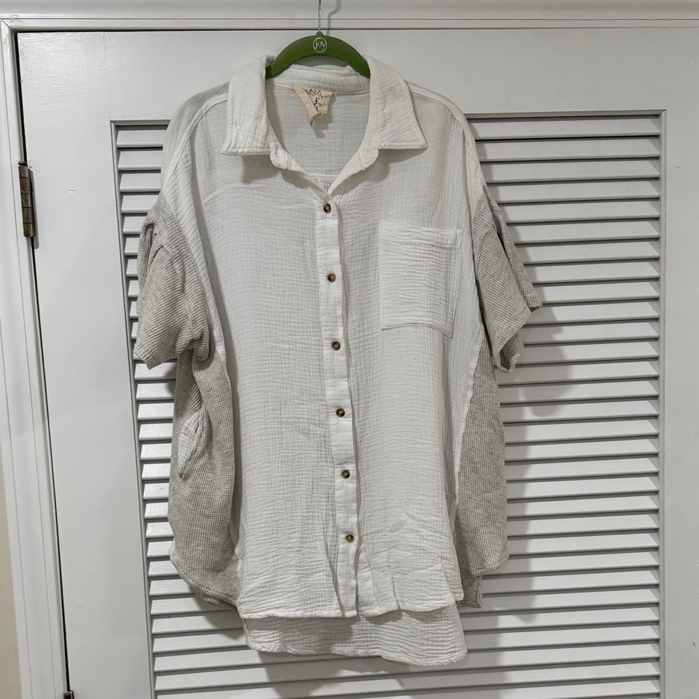 Fantastic Fawn White and Gray Casual Button Down Shirt